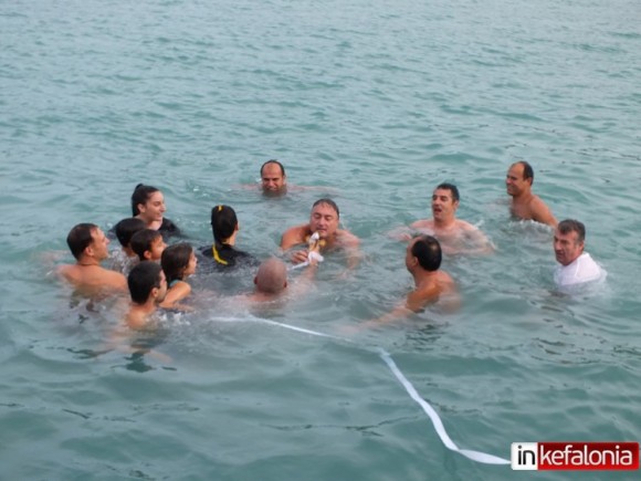Ο αγιασμός των υδάτων στο λιμανάκι της Αγίας Πελαγίας (εικόνες)