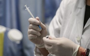 Εμβόλιο Kορονoϊού: Παραίτηση «βόμβα» στην επιτροπή του ΕΟΦ