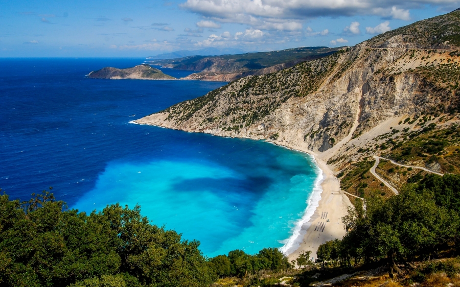 Η παραλία του Μύρτου ξεχωρίζει για το μεγαλείο της και τα υπέροχα νερά