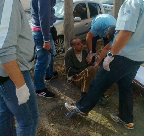 Έδειραν και αλυσόδεσαν μετανάστη στη Σαλαμίνα