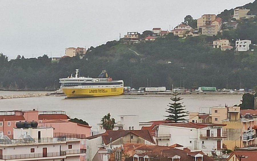 Πόρος: Με καθυστέρηση 2,5 ωρών έδεσε το Fior Di Levante, λόγω της κακοκαιρίας