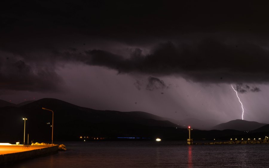 Κεραυνοί πάνω από το Ληξούρι (εικόνες)