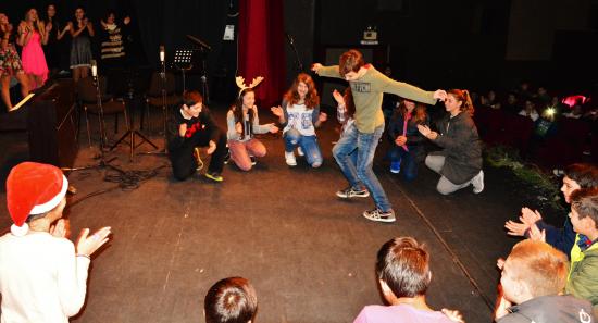 3ο Γυμνάσιο έχεις ταλέντο! Ξεχωριστή Χριστουγεννιάτικη γιορτή, με πενιές… ζεϊμπεκιές, τραγούδια και χορούς! (εικόνες + video)