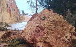 Κατολίσθηση στα Κηπούρια - Δυο τεράστιοι βράχοι έπεσαν πάνω στο δρόμο (εικόνες)
