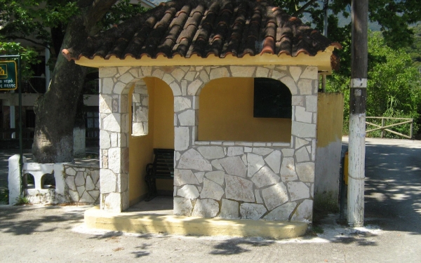 "Κούκλα" οι στάσεις των λεωφορείων από τον Πολιτιστικό Σύλλογο Τζαννάτων