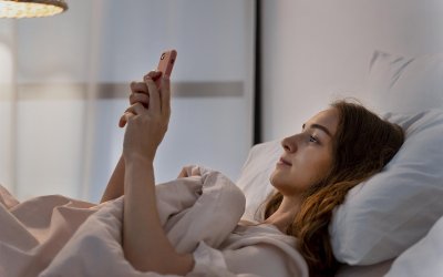 Πώς η χρήση οθονών το βράδυ επηρεάζει την ποιότητα του ύπνου σας