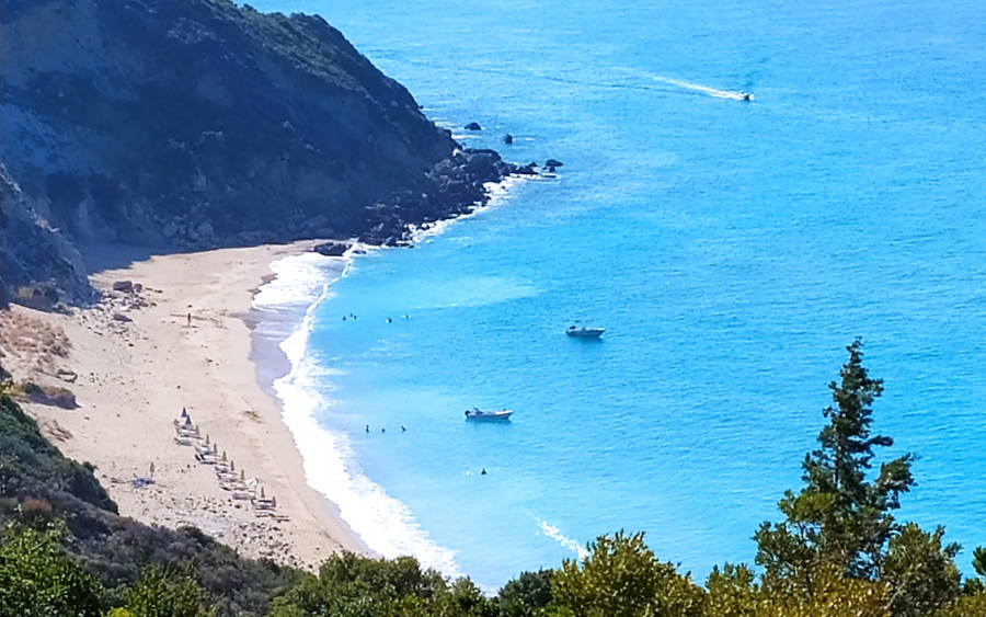 Μόνο δια θαλάσσης η πρόσβαση στην παραλία Κορώνι