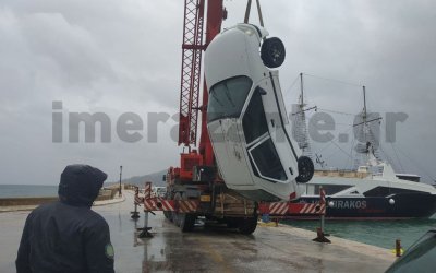 Ζάκυνθος: Γερανός ανέλκυσε το αυτοκίνητο που έπεσε στο λιμάνι – Δεν υπήρχε άνθρωπος μέσα (εικόνες)