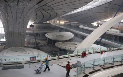 Το νέο αεροδρόμιο του Πεκίνου εντυπωσιάζει -Σαν διαστημόπλοιο, αλλά με κινέζικη διακόσμηση