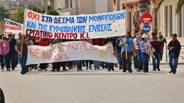 Συγκέντρωση, πορεία και αιχμές για υπονόμευση της απεργίας (εικόνες + video)