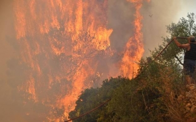 Ανεξέλεγκτη συνεχίζει να καίει η μεγάλη πυρκαγιά στην βόρεια Ζάκυνθο