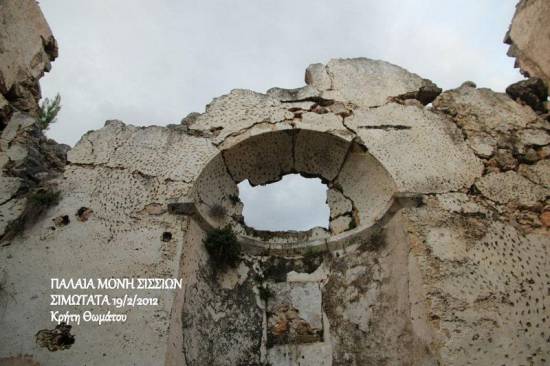 Κινδυνεύει με κατάρρευση η πύλη και το καμπαναριό στο παλαιό μοναστήρι των Σίσσιων