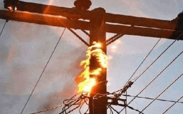 Πυρκαγιά σε κολώνα της ΔΕΗ στην περιοχή των Διβαράτων