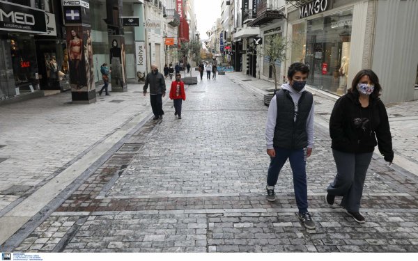 Ρεβεγιόν: Μπορεί να αναιρεθεί το όριο των εννέα ατόμων στο χριστουγεννιάτικο τραπέζι