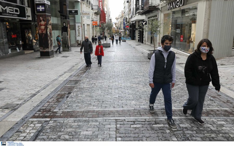 Ρεβεγιόν: Μπορεί να αναιρεθεί το όριο των εννέα ατόμων στο χριστουγεννιάτικο τραπέζι