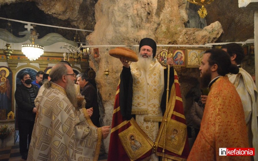 Αργοστόλι: Πλήθος πιστών στον Εσπερινό της Αγίας Βαρβάρας στο ομώνυμο γραφικό εκκλησάκι (εικόνες/video)