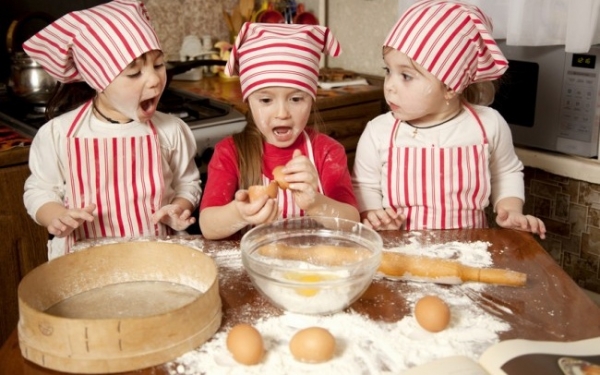 Παραδοσιακοί κουραμπιέδες από τα παιδιά στο "ΚΟΚΚΙΝΟ ΜΠΑΛΟΝΙ"