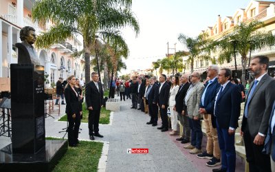 Έγιναν τα αποκαλυπτήρια της προτομής του Μίκη Θεοδωράκη - Σύμβολο πολιτισμού στο Αργοστόλι