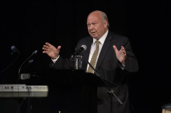 Συνεχίζει να μοιράζει εκατοντάδες χιλιάδες ευρώ προεκλογικά ο Δήμαρχος Κεφαλονιάς με απευθείας αναθέσεις!