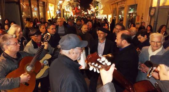 Tο έθιμο του «καταβρέγματος» από το inkefalonia  (VIDEO)