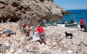 Εθελοντές καθάρισαν την παραλία Αγία Ιερουσαλήμ- Μάζεψαν μισό τόνο σκουπίδια (εικόνες)