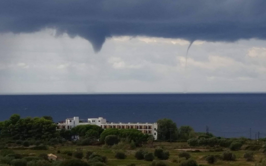 Τώρα: Βροχόπτωση και δημιουργία υδροστρόβιλων στην Κεφαλονιά (εικόνες)