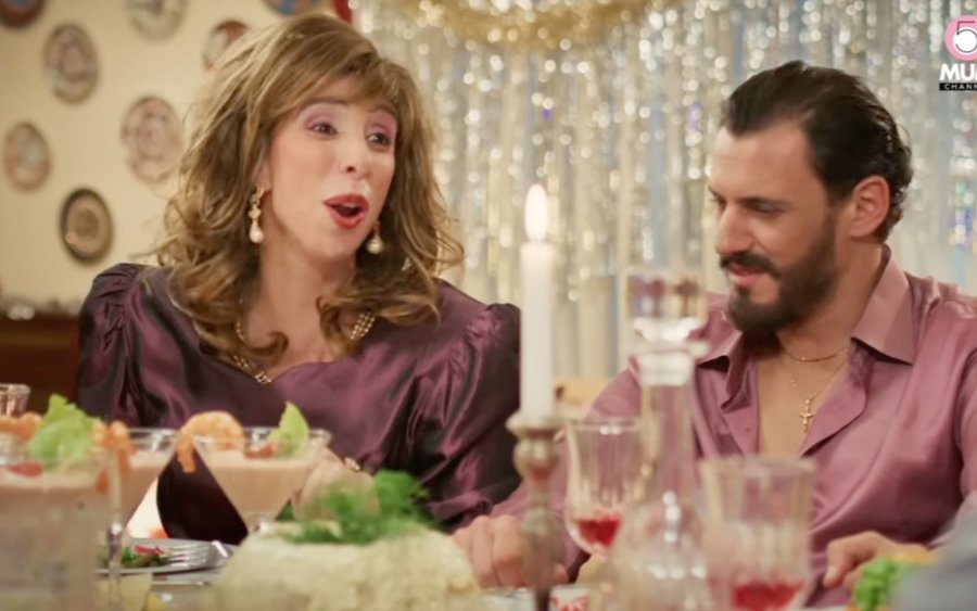 Τότε και Τώρα: Το Απόλυτο Viral Ρεβεγιόν Πρωτοχρονιάς με την "5 Minute Mum" και τον Σταύρο Σβήγκο!