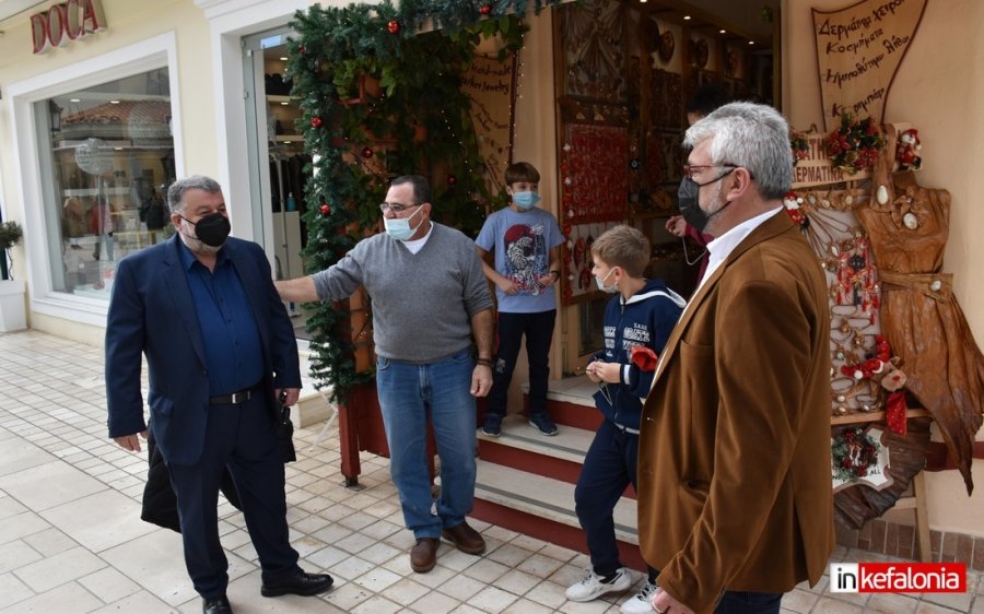 Βόλτα στο Χριστουγεννιάτικο γιορτινό Αργοστόλι για τον Δήμαρχο Θεόφιλο Μιχαλάτο (εικόνες/video)