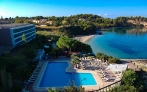 Το πρώτο πλήγμα! Δεν θα ανοίξει φέτος το εμβληματικό ξενοδοχείο “Mediterranee” στο Αργοστόλι