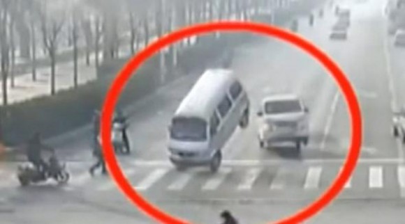 Αυτό ήταν το «φάντασμα» που «σήκωσε» τα αυτοκίνητα (video)