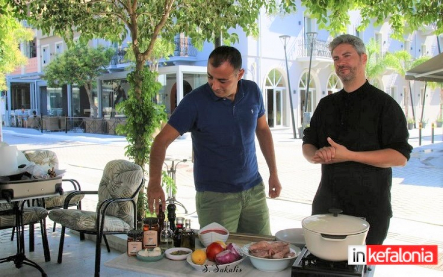 Εκπομπή μαγειρικής με τον σεφ Μανώλη Παπουτσάκη &quot;βγαίνει&quot; από την πλατεία Αργοστολίου! (εικόνες + video)