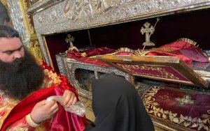 Κεφαλονιά: Το σκήνωμα του Αγίου Γερασίμου τοποθετείται στην μεγάλη λάρνακα της Κοιμήσεως μέχρι την επόμενη γιορτή του (εικόνες)