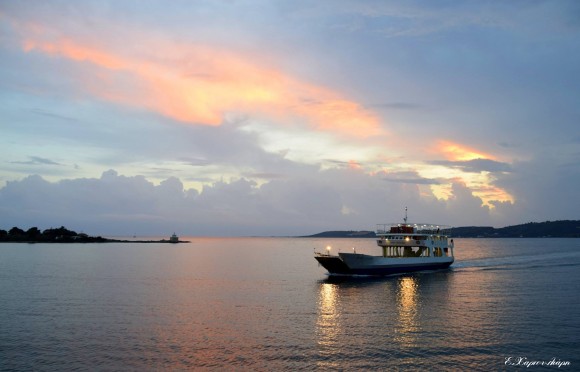 Βραδιάζει κι αλλάζει το χρώμα τ'ουρανού...