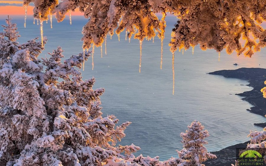 Μαγικό ηλιοβασίλεμα από τον χιονισμένο Αίνο (εικόνες)