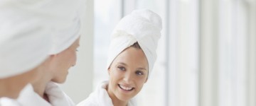 Ο λόγος που δεν πρέπει ποτέ (μα ποτέ) να στεγνώνετε τα μαλλιά σας με μία πετσέτα