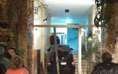 Απίστευτο περιστατικό στα Εξάρχεια: Smart εισέβαλε σε είσοδο πολυκατοικίας [εικόνα]