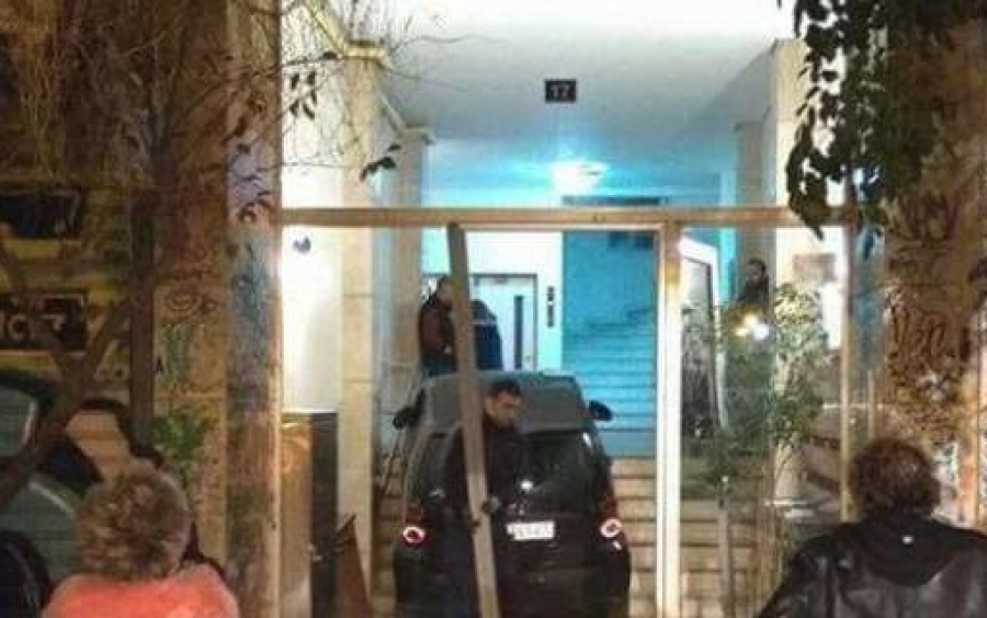 Απίστευτο περιστατικό στα Εξάρχεια: Smart εισέβαλε σε είσοδο πολυκατοικίας [εικόνα]