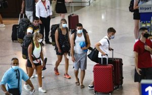 Αγωνία για τον τουρισμό – Η Βρετανία αφήνει προσωρινά εκτός «πράσινης λίστας» την Ελλάδα