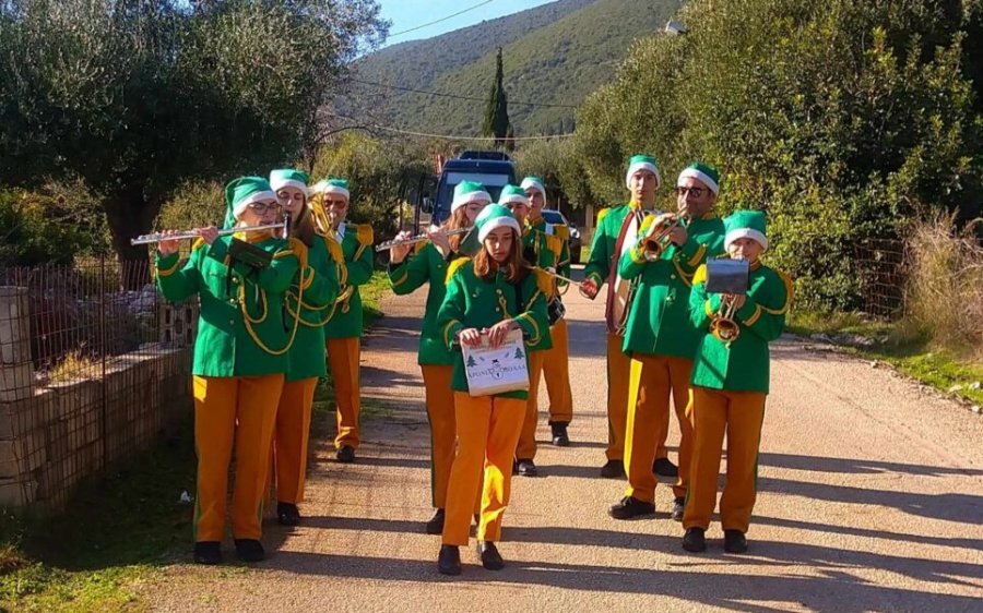 Η Φιλαρμονική Σάμης παιάνισε τα χριστουγεννιάτικα κάλαντα στους δρόμους των Πουλάτων