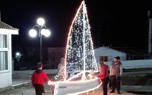 Ομαλά: Ένα υπέροχα στολισμένο Χριστουγεννιάτικα καραβάκι ομορφαίνει τα Βαλσαμάτα! (εικόνες)