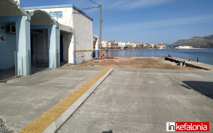 Συνεχίζεται με εντατικούς ρυθμούς το έργο στην παραλία Αργοστολίου – Τοποθετείται ο διάδρομος για τους τυφλούς (εικόνες)
