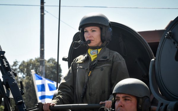 Δένδιας: Ξεκινά από το 2026 η εθελοντική θητεία γυναικών στον στρατό