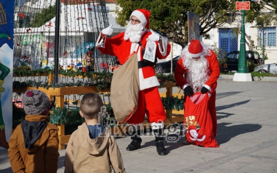 Οι Άγιοι Βασίληδες εμφανίστηκαν στο Ληξούρι και μοίρασαν δώρα, ευχές, χαμόγελα και αγκαλιές! (εικόνες)