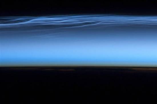 Σπάνια «φωτεινά νυχτερινά νέφη» σε φωτογραφία από τον Διεθνή Διαστημικό Σταθμό