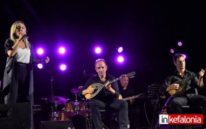 Μια... νύχτα μαγικιά στο Αργοστόλι από την Λαϊκή Ορχήστρα "Μίκης Θεοδωράκης" και την Πέγκυ Ζήνα! (εικόνες/video)