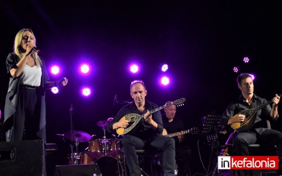 Μια... νύχτα μαγικιά στο Αργοστόλι από την Λαϊκή Ορχήστρα "Μίκης Θεοδωράκης" και την Πέγκυ Ζήνα! (εικόνες/video)