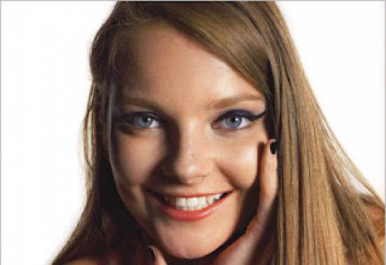 20χρονο μοντέλο φωτογραφίζεται σαν 10, 20, 30, 40, 50 και 60 ετών