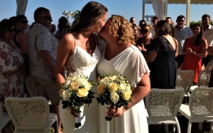 Γάμος μεταξύ δύο γυναικών στην Κεφαλονιά! (εικόνες)