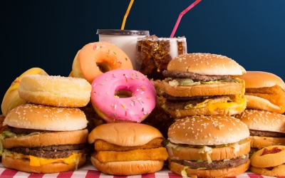 Πώς το junk food αυξάνει τον κίνδυνο κατάθλιψης σύμφωνα με έρευνα