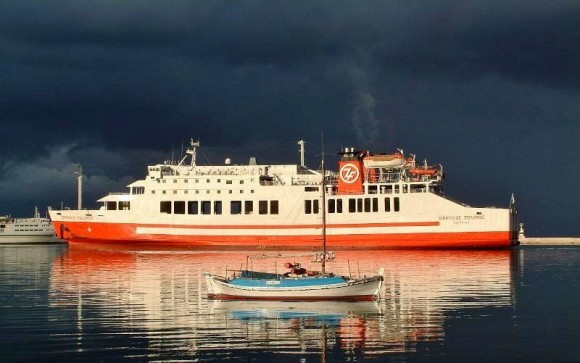 Ο αποχαιρετισμος του &quot;Διονύσιος Σολωμός&quot; από το λιμάνι της Σάμης